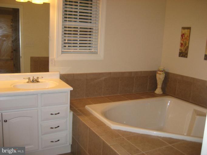 6711 Greendale Road Alexandria, VA 22310 - Photo 9 of 17 Bath