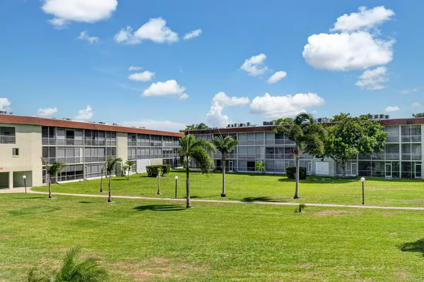 $79,997 | 3300 Springdale Boulevard, Unit 208, Palm Springs, FL 33461