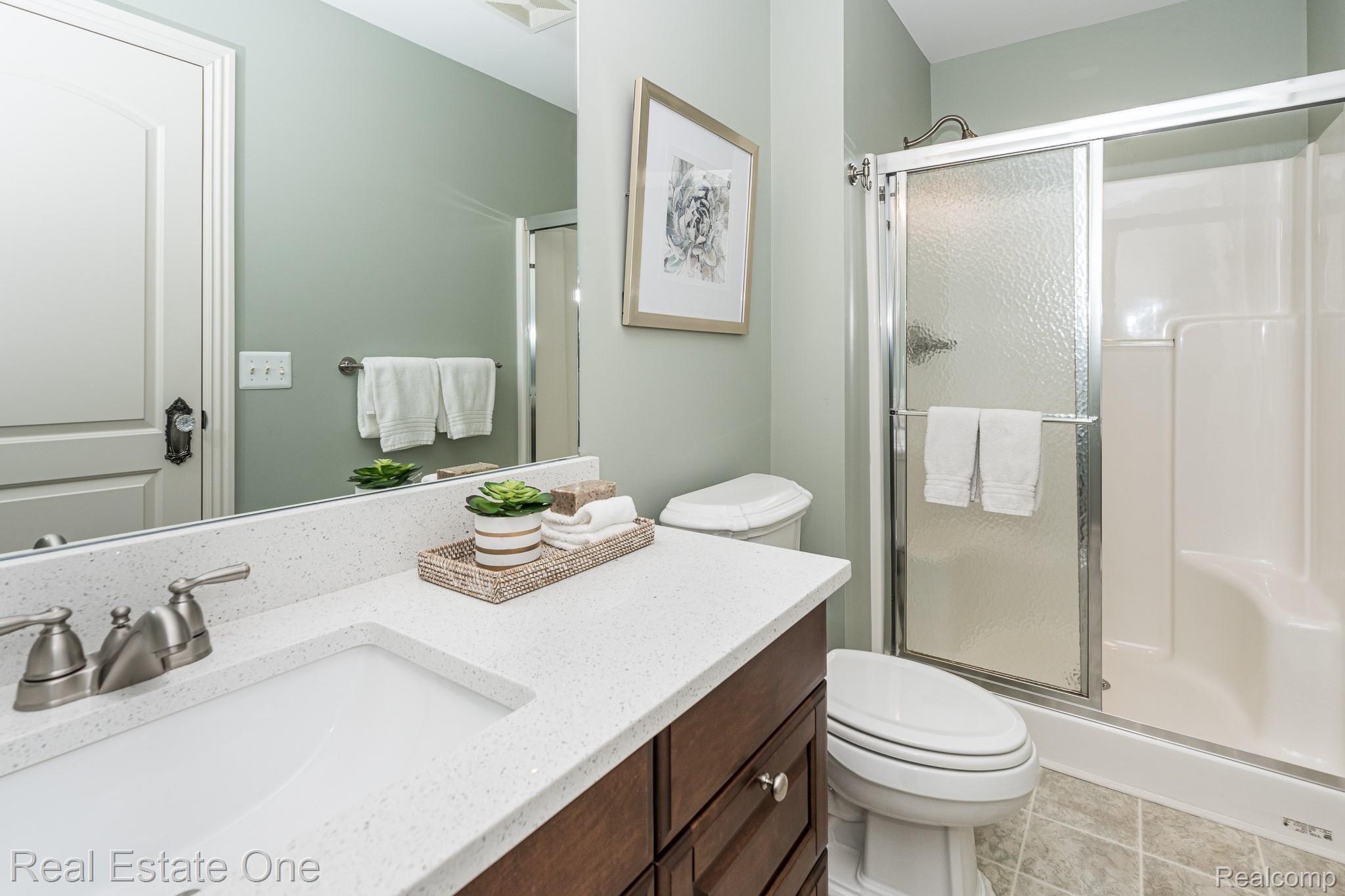 341 Griggs Street Rochester, MI 48307 - Photo 35 of 49 Full Bath (attached to bedroom 2)