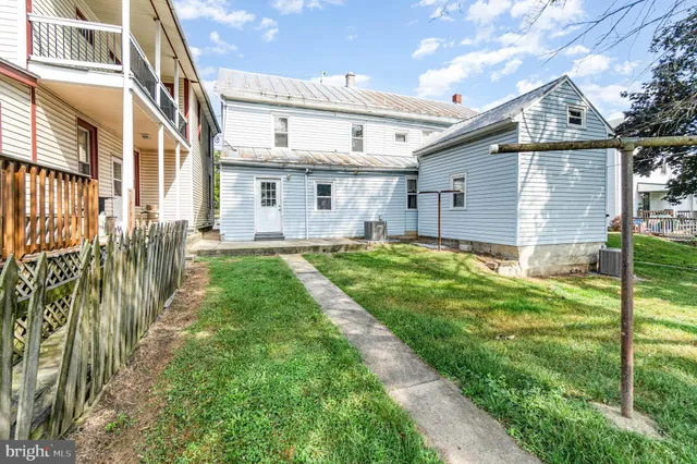 a view of a house with backyard and tree