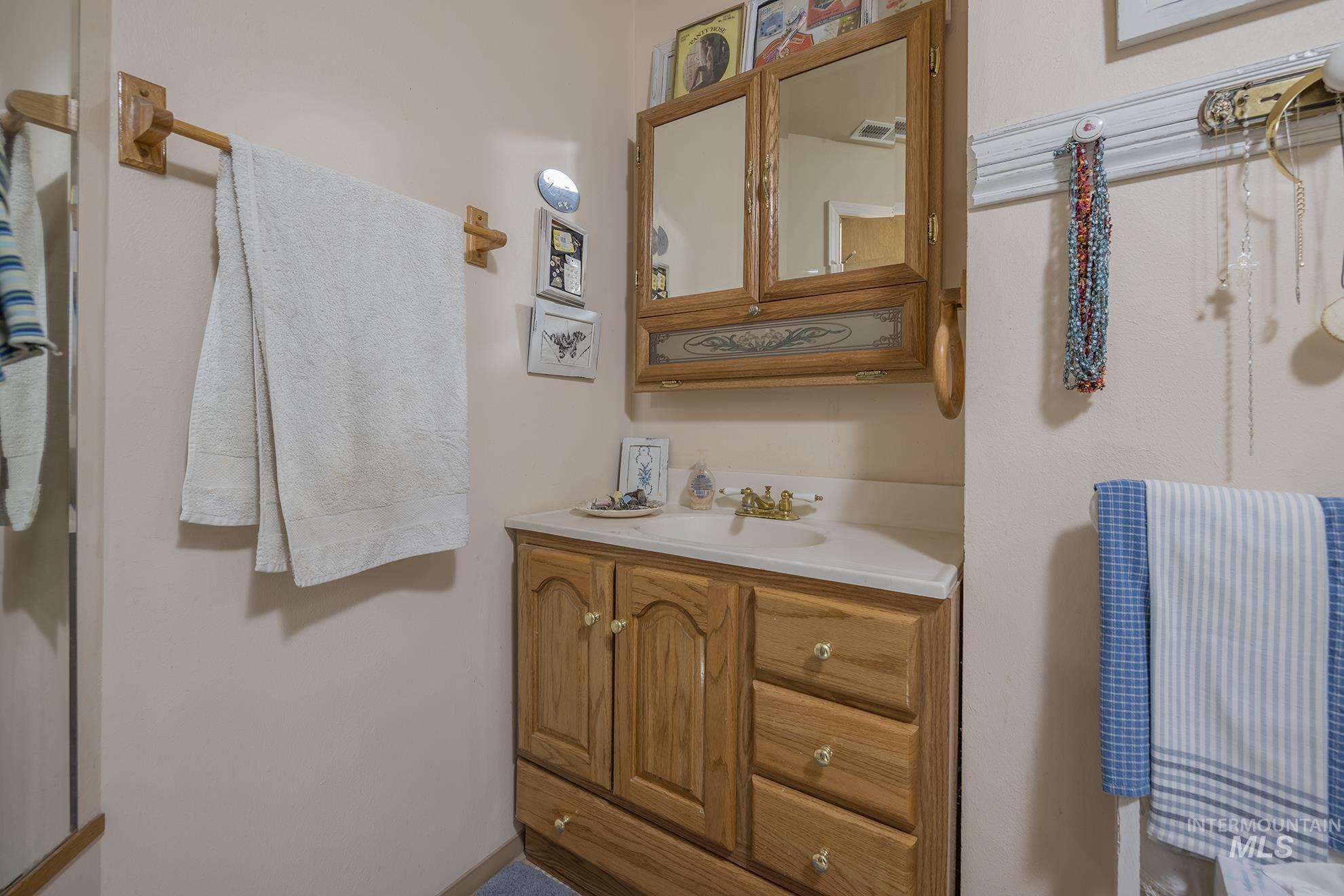 1365 Highway 95 Weiser, ID 83672 - Photo 11 of 34 Bathroom with vanity