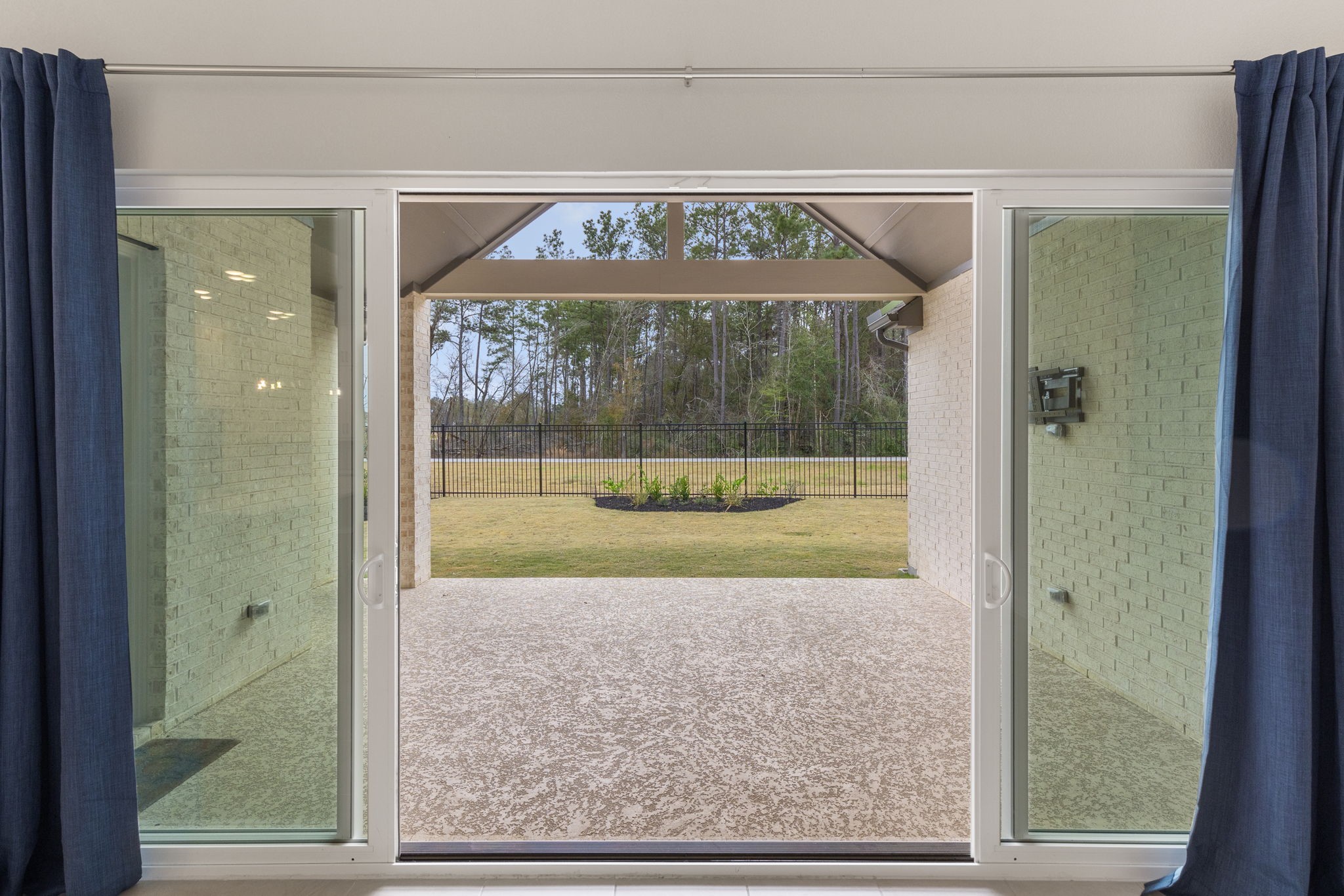 15834 Moran Meadow Street Conroe, TX 77302 - Photo 28 of 41 image of a room that has a large window