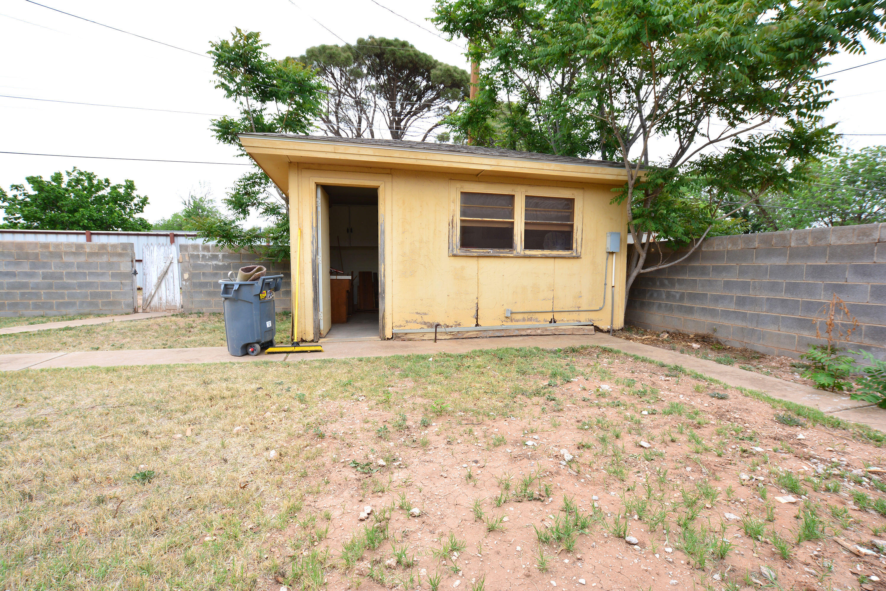 5224 9th Street Lubbock, TX 79416 - Photo 25 of 26 a view of a house with backyard and garden