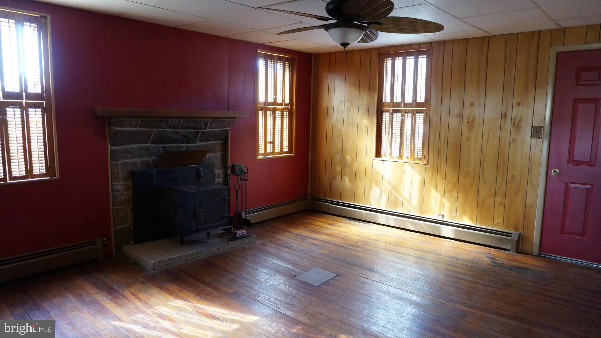 5571 Valley Road Berkeley Springs, WV 25411 - Photo 14 of 20 Living Room