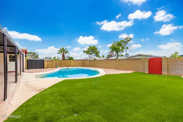 a view of a backyard