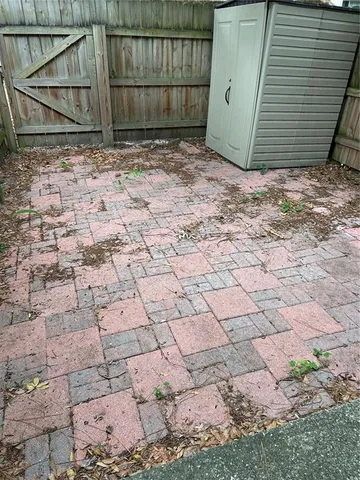 a view of a backyard