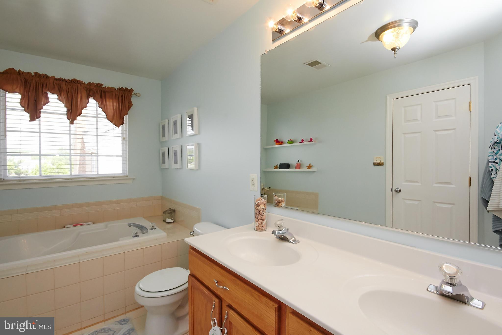 622 Springhouse Square Southeast Leesburg, VA 20175 - Photo 16 of 29 Bath (Master)