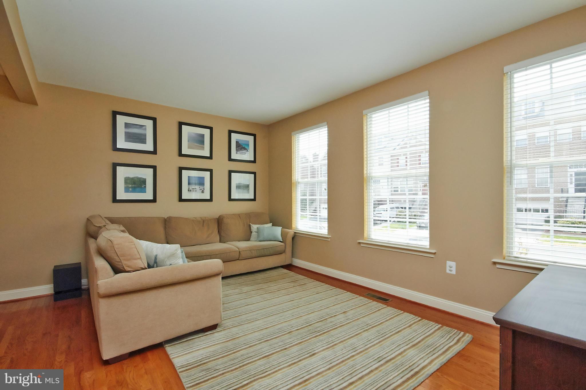 622 Springhouse Square Southeast Leesburg, VA 20175 - Photo 4 of 29 Living Room