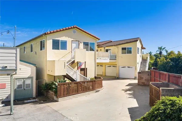 a view of a house with backyard and sitting area