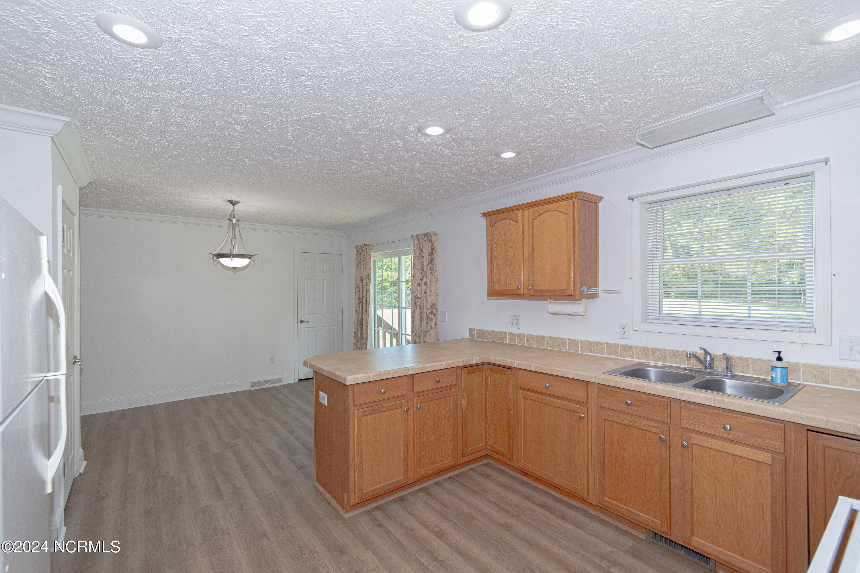 115 Youpon Drive Hubert, NC 28539 - Photo 32 of 76 Main House kitchen and dining