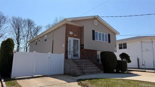 $3,700 | 540 Oak Street, Copiague, NY 11726