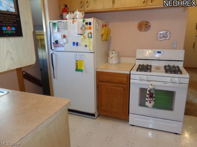 9200 Roxbury Road Parma Heights, OH 44130 - Photo 9 of 23 Appliances Stay