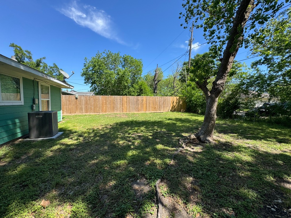 5846 Westover Street Houston, TX 77033 - Photo 11 of 12