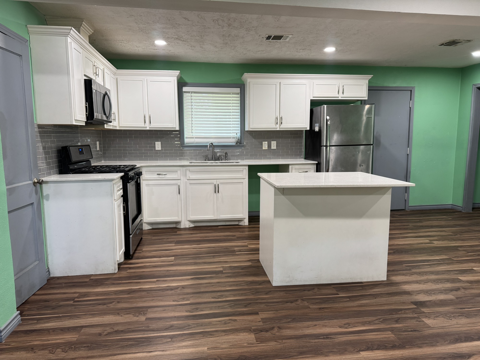 5846 Westover Street Houston, TX 77033 - Photo 3 of 12