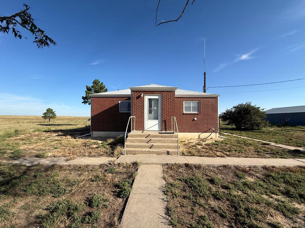 a view of a house with backyard
