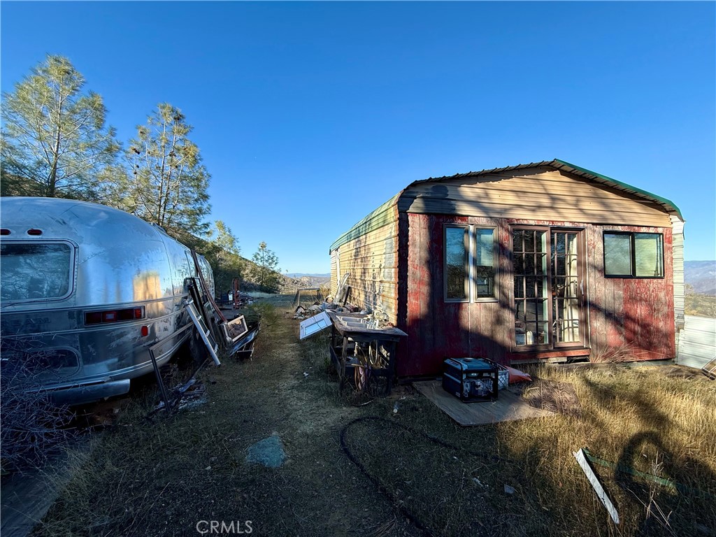 5847 West Whitlock Road Mariposa, CA 95338 - Photo 30 of 33 a front view of a house with a yard
