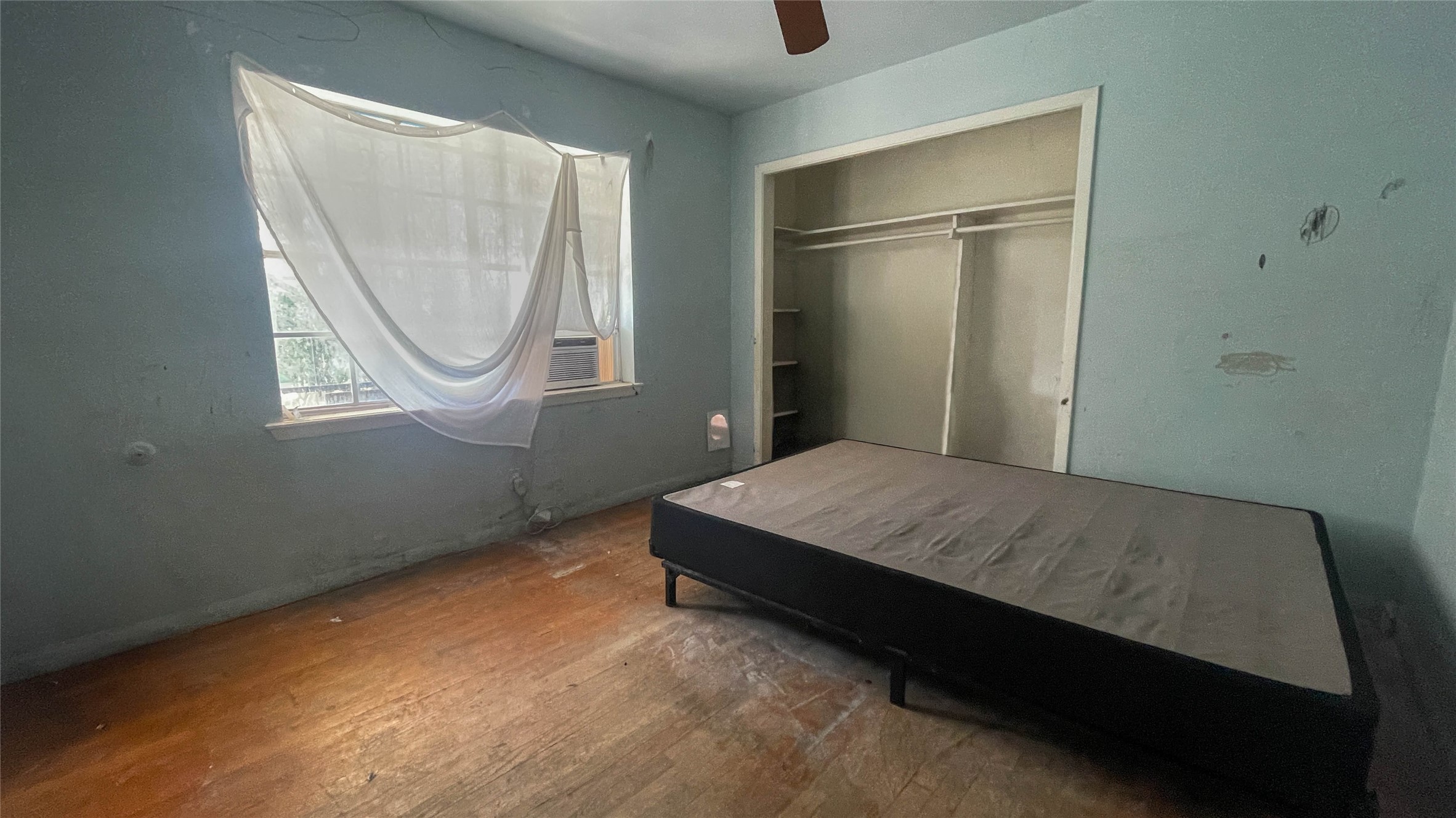 255 McFarland Road Houston, TX 77060 - Photo 12 of 28 a room with a bed and a mirror