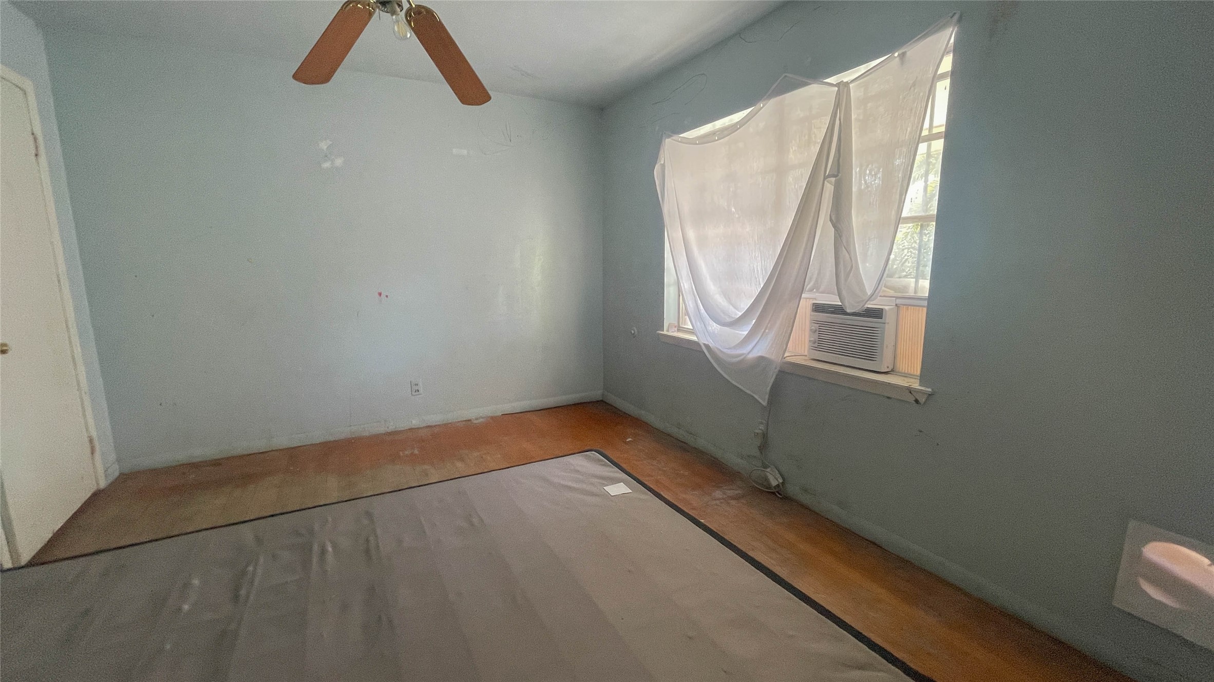 255 McFarland Road Houston, TX 77060 - Photo 13 of 28 an empty room with a window