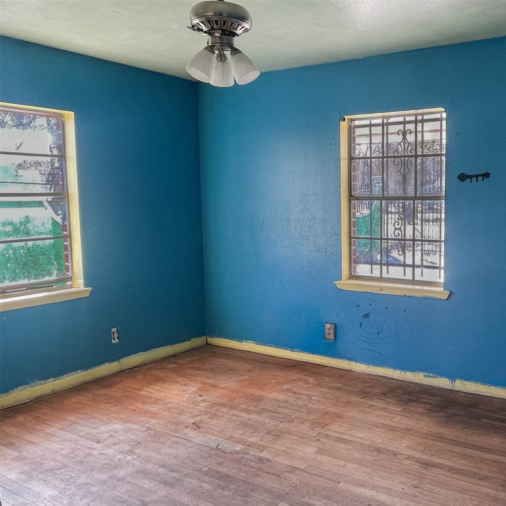 255 McFarland Road Houston, TX 77060 - Photo 14 of 28 a view of an empty room with a window
