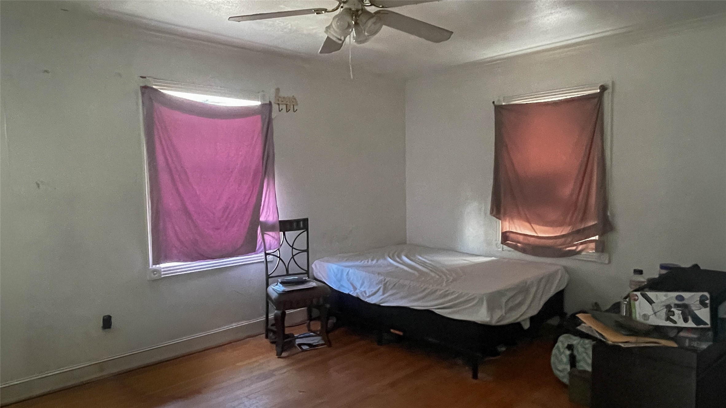 255 McFarland Road Houston, TX 77060 - Photo 16 of 28 a room with furniture and a window