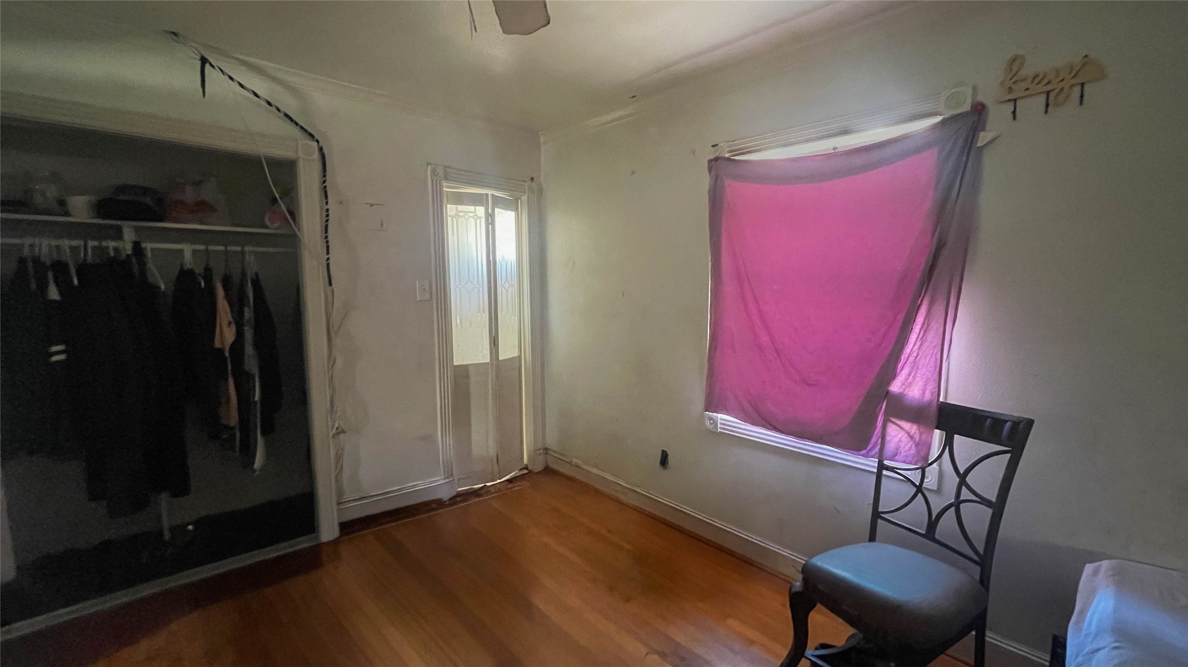 255 McFarland Road Houston, TX 77060 - Photo 17 of 28 a room with furniture and windows