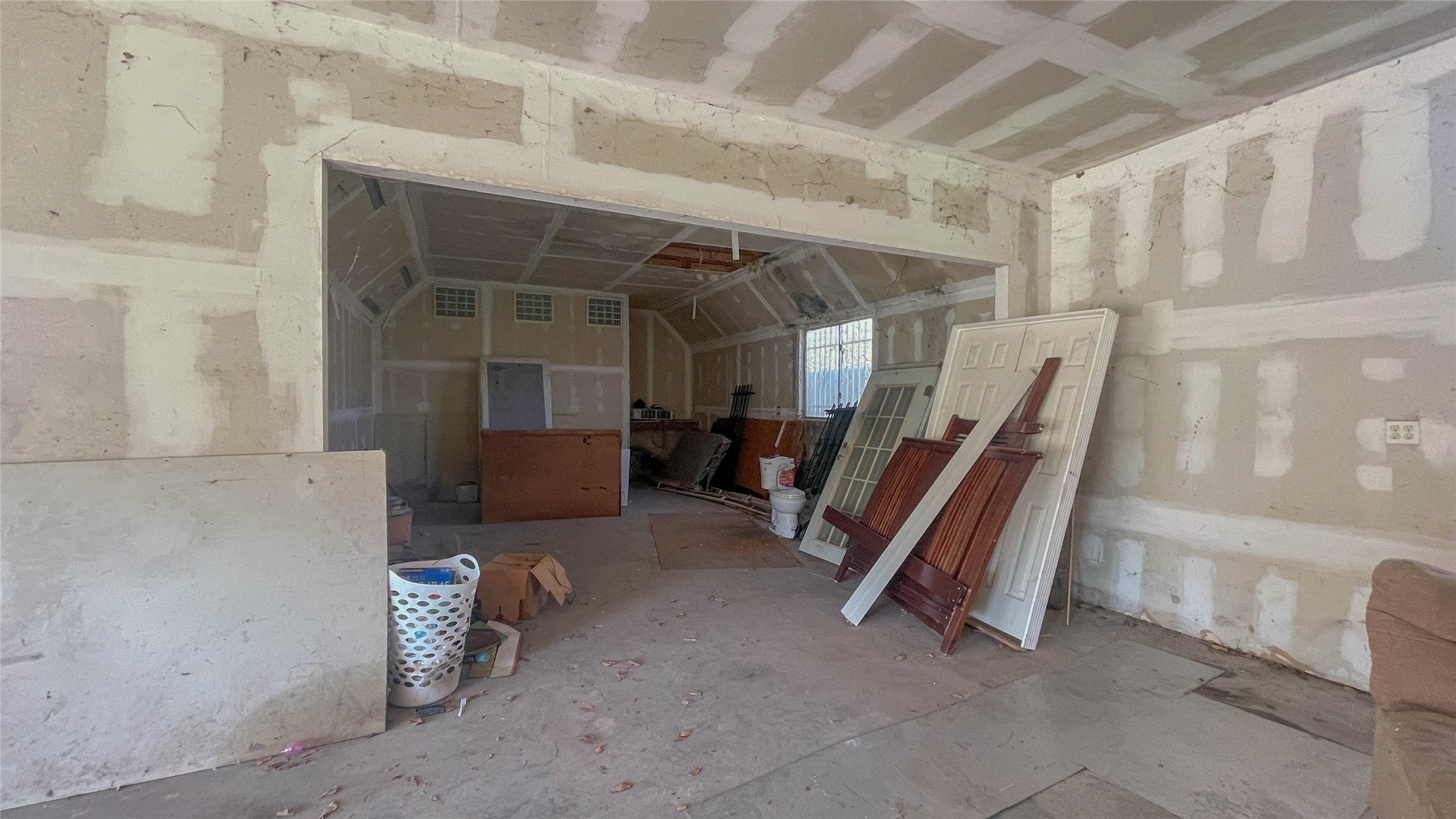 255 McFarland Road Houston, TX 77060 - Photo 22 of 28 a view of a room with furniture