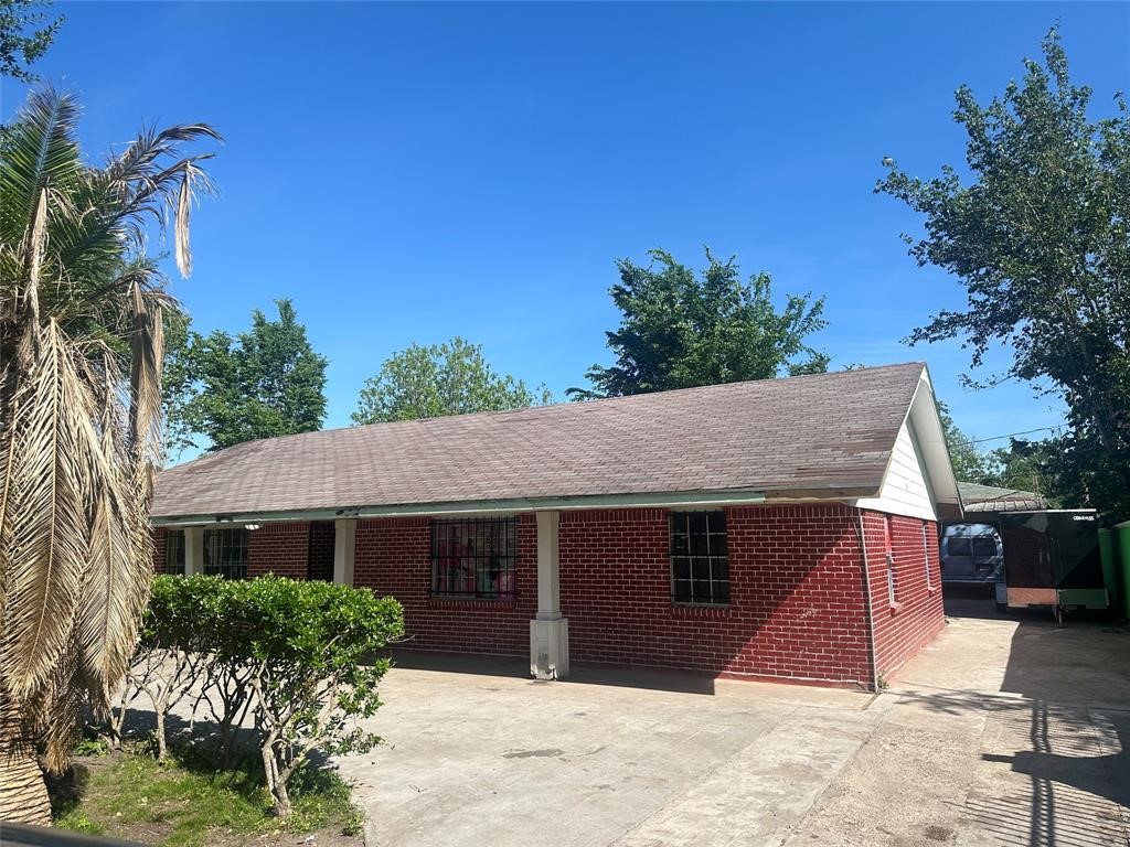 255 McFarland Road Houston, TX 77060 - Photo 4 of 28 a front view of a house with a yard