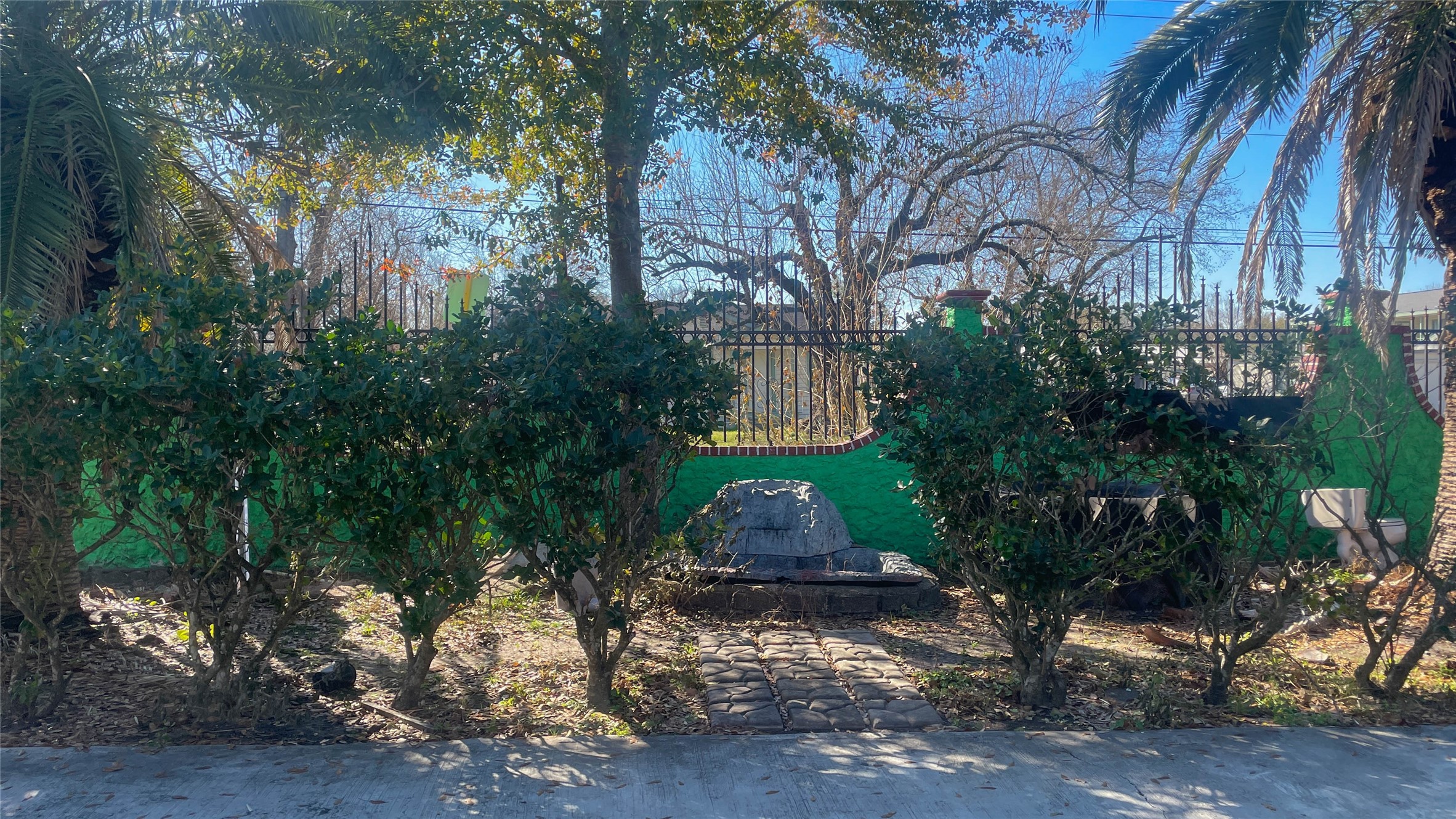 255 McFarland Road Houston, TX 77060 - Photo 5 of 28 a backyard of a house with lots of green space