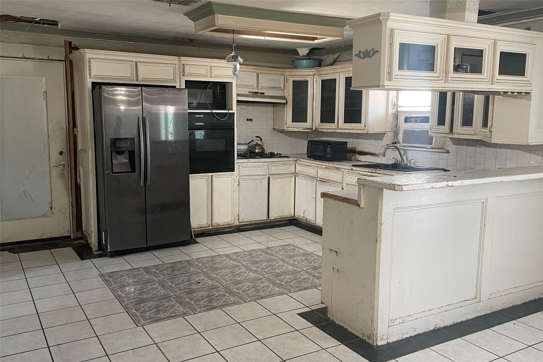 255 McFarland Road Houston, TX 77060 - Photo 6 of 28 a kitchen with stainless steel appliances granite countertop a refrigerator and a stove