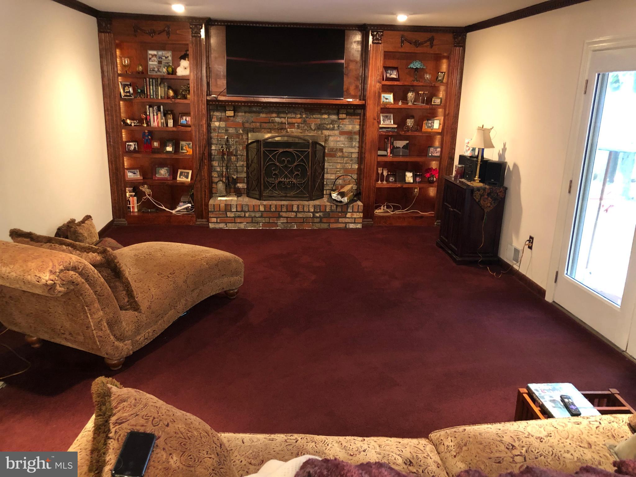 23 Azalea Way Hamilton, NJ 08690 - Photo 14 of 34 Family Room with built ins.
