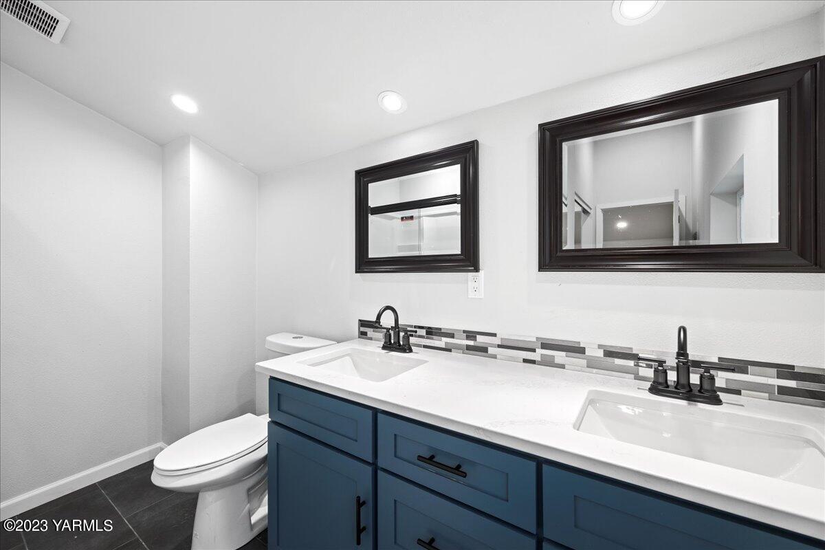 191 Klockhamer Road Naches, WA 98937 - Photo 12 of 28 a bathroom with a toilet sink and mirror
