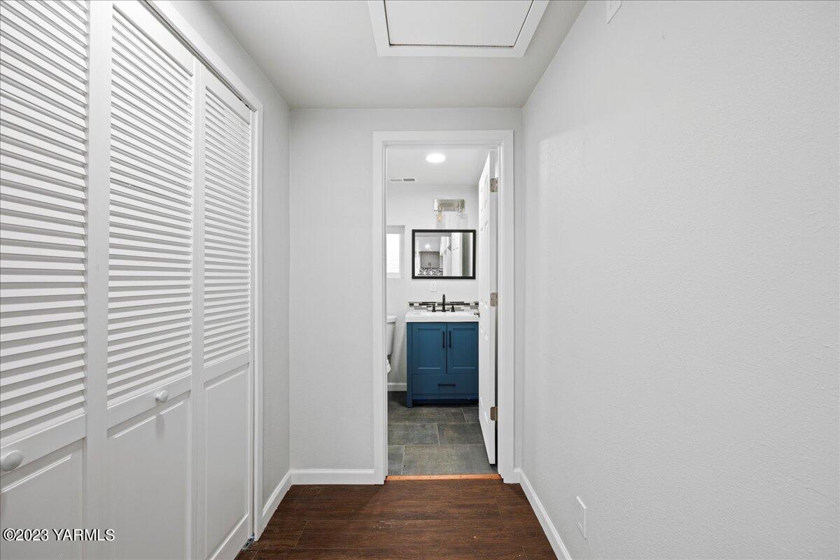 191 Klockhamer Road Naches, WA 98937 - Photo 14 of 28 a view of hallway with wooden floor and windows