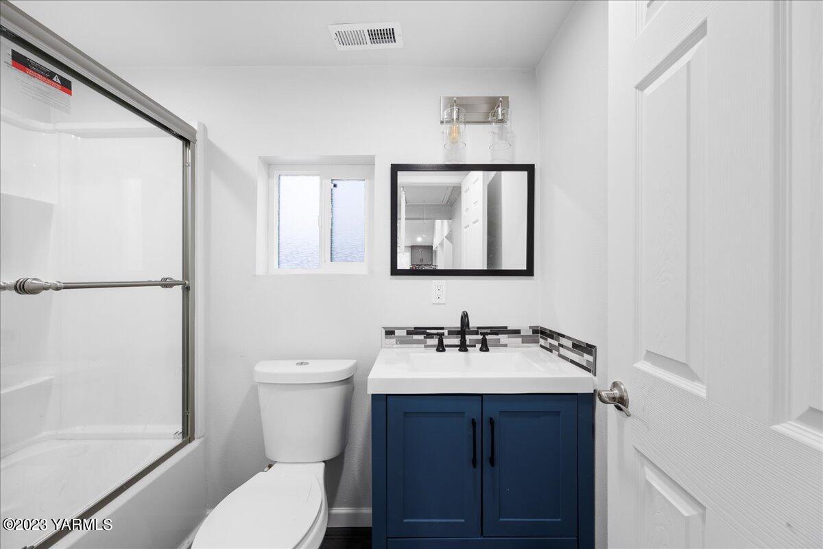 191 Klockhamer Road Naches, WA 98937 - Photo 15 of 28 a bathroom with a toilet a sink and mirror