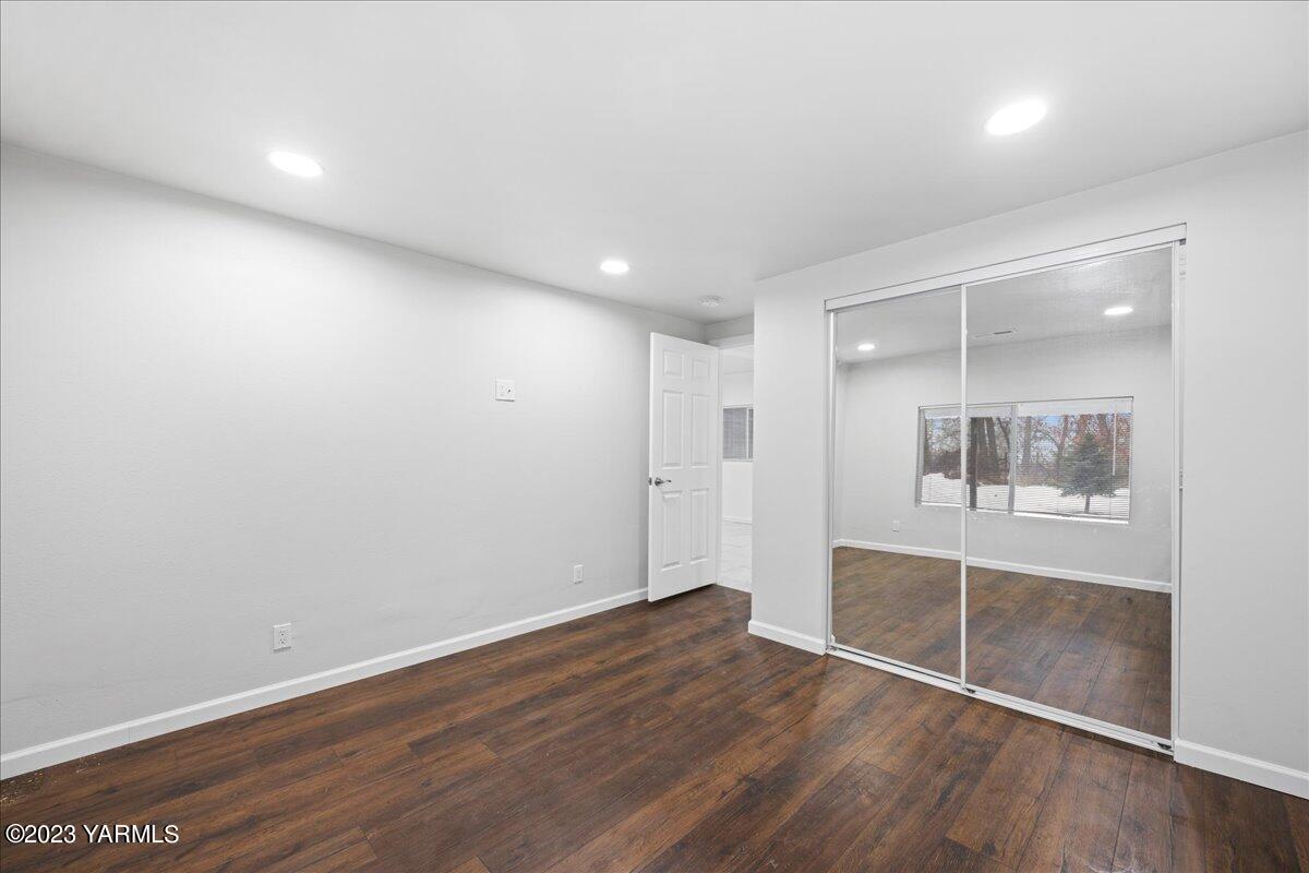 191 Klockhamer Road Naches, WA 98937 - Photo 23 of 28 an empty room with wooden floor and door