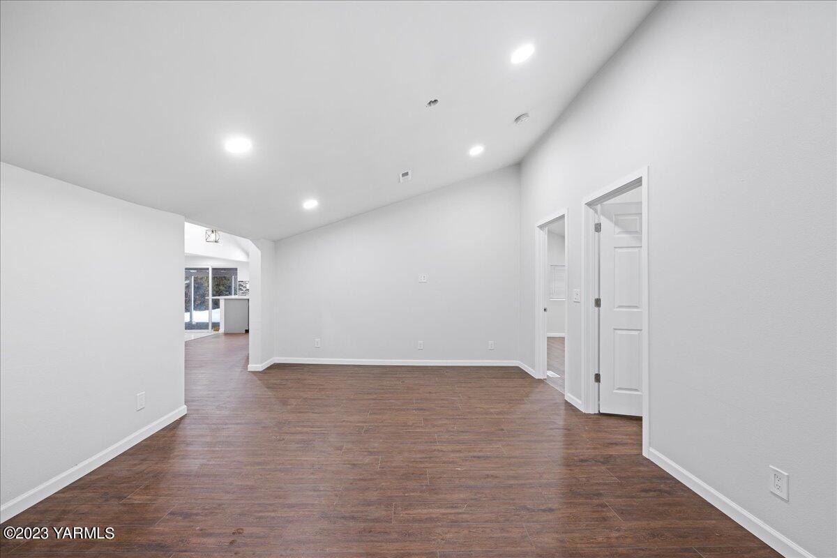 191 Klockhamer Road Naches, WA 98937 - Photo 4 of 28 an empty room with wooden floor and windows