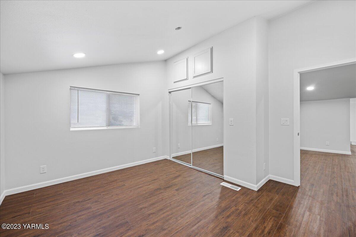191 Klockhamer Road Naches, WA 98937 - Photo 7 of 28 an empty room with wooden floor and windows