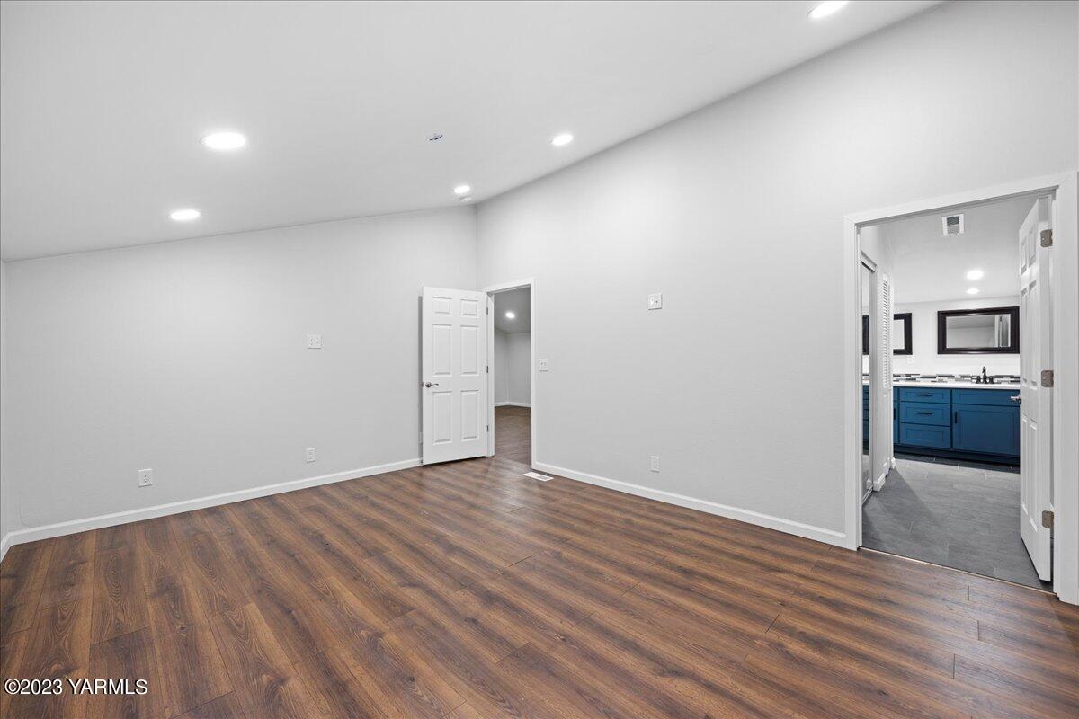 191 Klockhamer Road Naches, WA 98937 - Photo 9 of 28 a view of a big room with wooden floor and windows