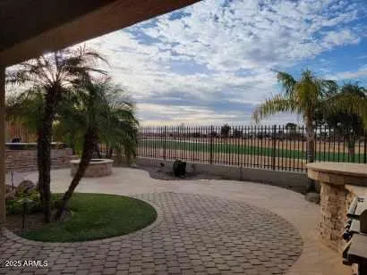 a view of a backyard