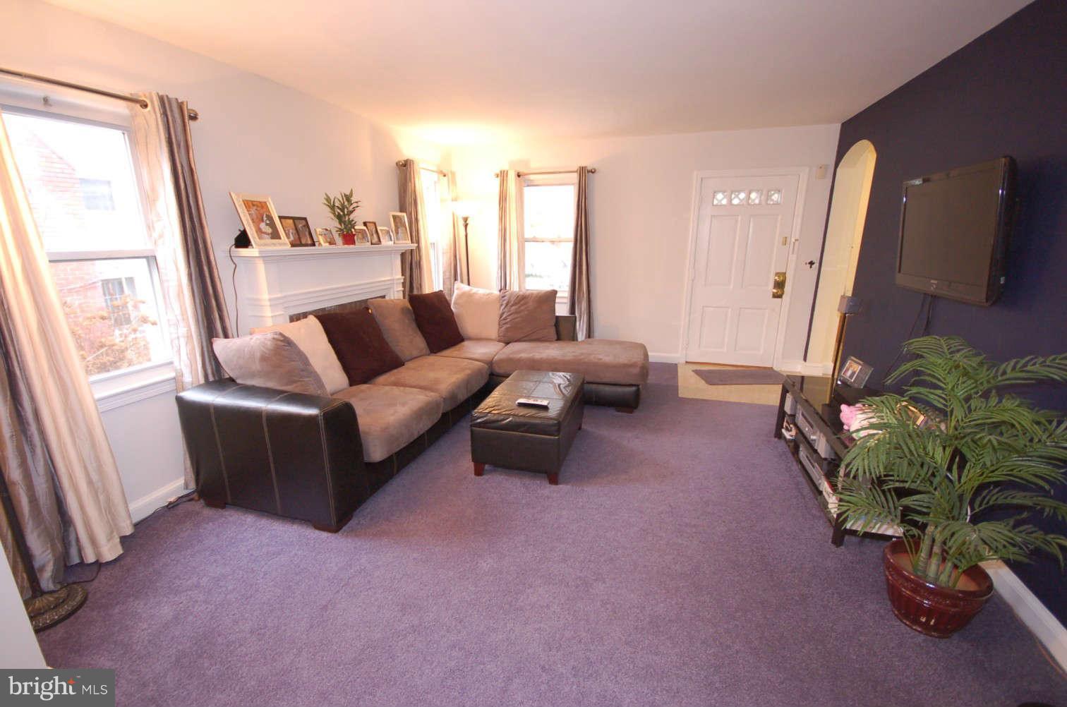 808 Forest Glen Road Silver Spring, MD 20901 - Photo 3 of 23 Living Room