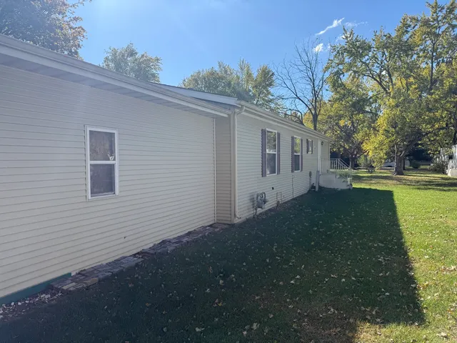 a view of a backyard
