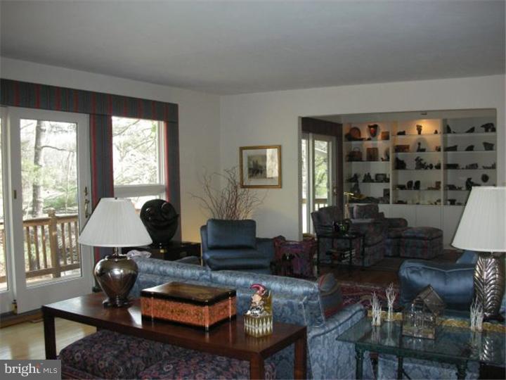 30 Reeder Avenue Lawrenceville, NJ 08648 - Photo 6 of 25 Living Room