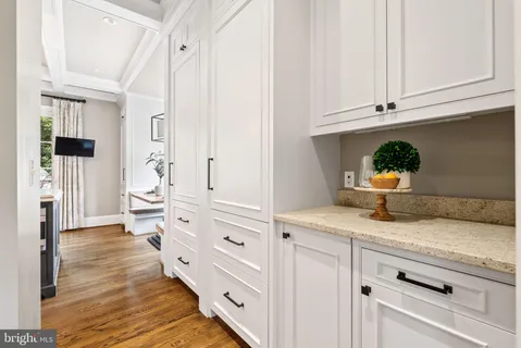 a view of yard with green space