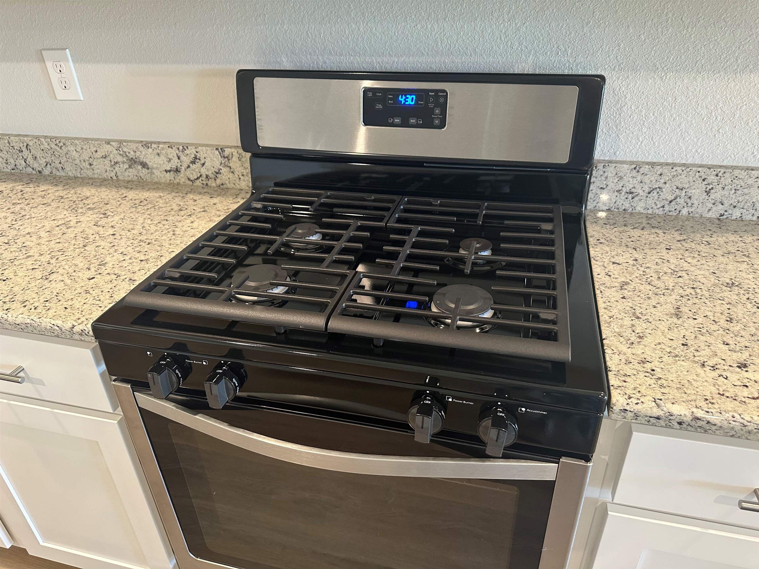 8862 Calverton Street, Unit 116 Foley, AL 36535 - Photo 5 of 21 Whirlpool Gas Range