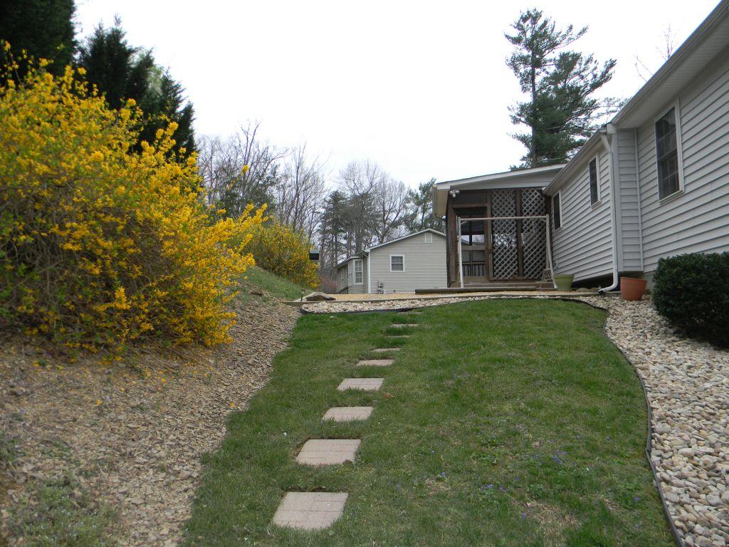 3116 McVitty Road Roanoke, VA 24018 - Photo 33 of 36 Rear Landscaping
