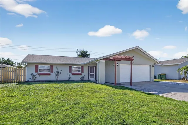 $670,000 | 1336 Lake Shore Drive, Naples, FL 34103