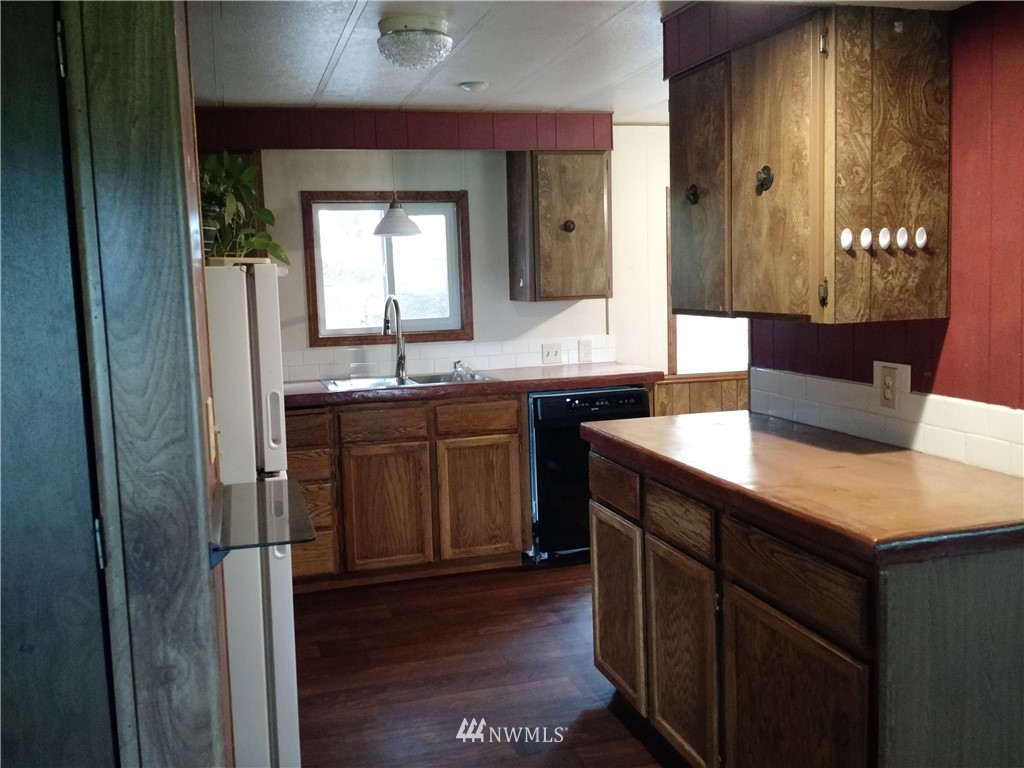 150 Nix Road Chehalis, WA 98532 - Photo 8 of 13 a kitchen with a sink and cabinets