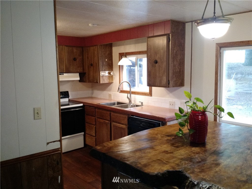150 Nix Road Chehalis, WA 98532 - Photo 10 of 13 a kitchen with a sink and a stove top oven