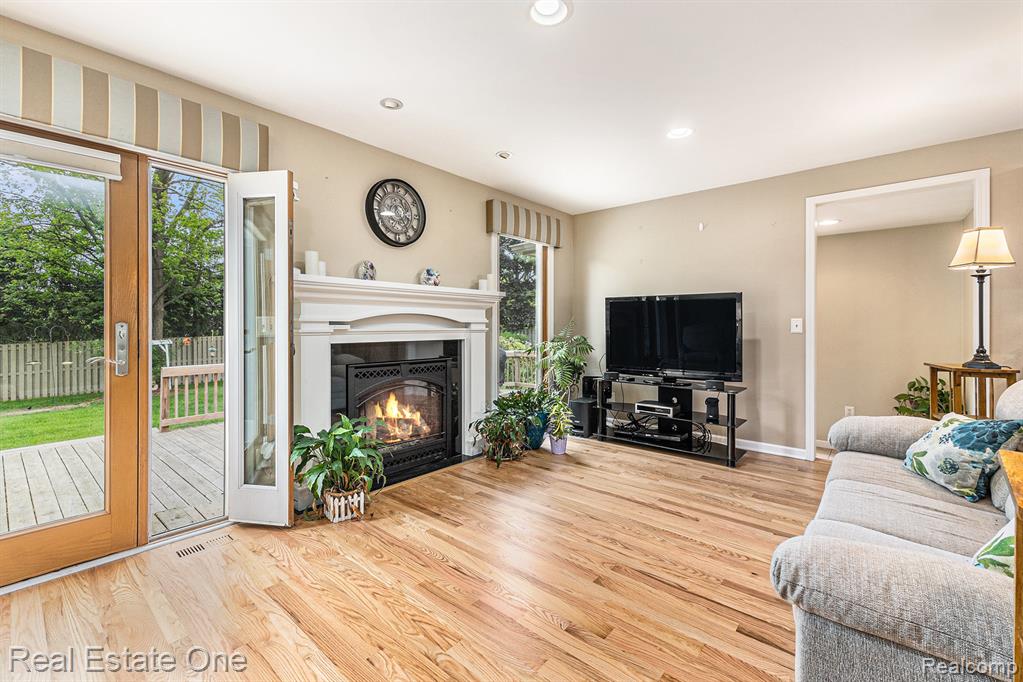3714 Donley Avenue Rochester Hills, MI 48309 - Photo 3 of 24