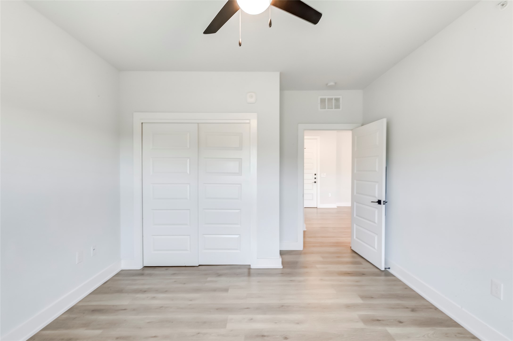 2500 Longview Street, Unit 402 Austin, TX 78705 - Photo 21 of 27 an empty room with closet and a ceiling fan