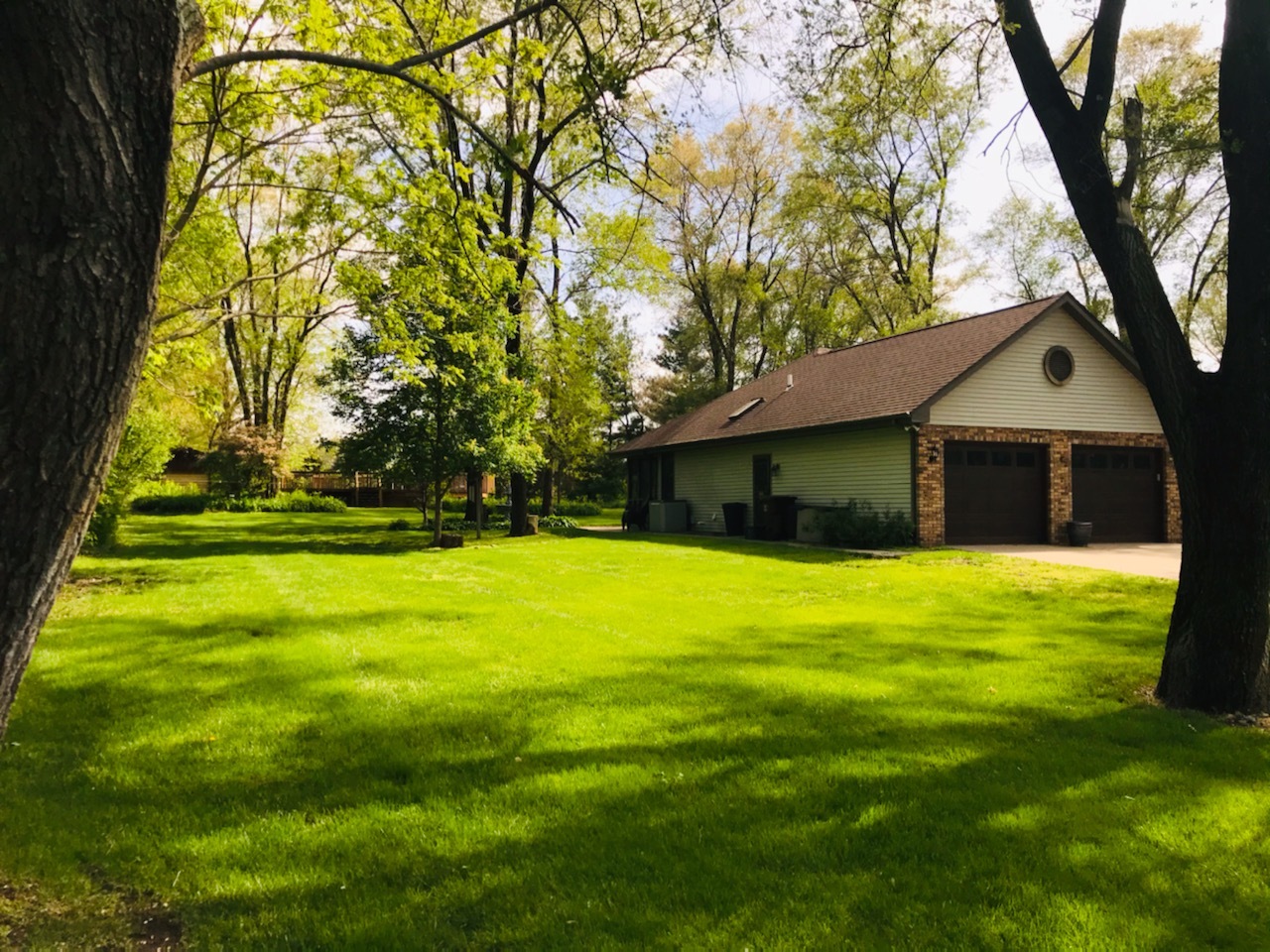 265 Grandin Road Morris, IL 60450 - Photo 27 of 29 a front view of a house with a garden